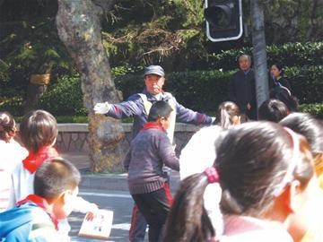 大學路小學門前協管員受網友盛贊 舍身救學生