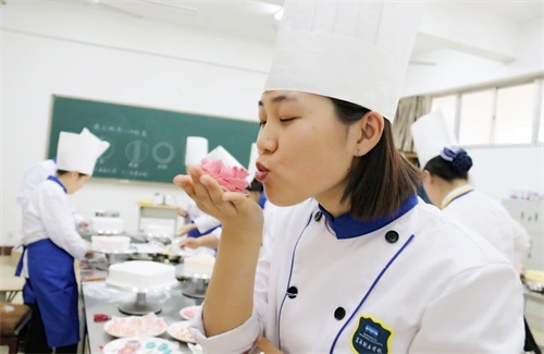 學(xué)做精品蛋糕 就來(lái)山東藍(lán)海職業(yè)學(xué)校! 學(xué)做精品蛋糕 就來(lái)山東藍(lán)海職業(yè)學(xué)校!