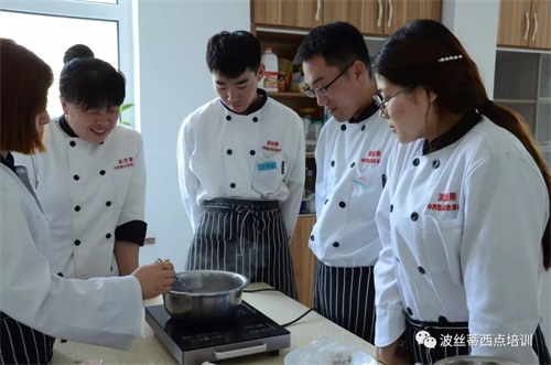 大學生在波絲蒂西點學校參加技能培訓 收獲滿滿 大學生在波絲蒂西點學校參加技能培訓 收獲滿滿