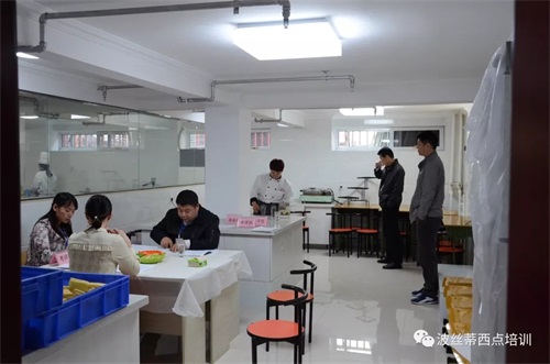 大學生在波絲蒂西點學校參加技能培訓 收獲滿滿 大學生在波絲蒂西點學校參加技能培訓 收獲滿滿