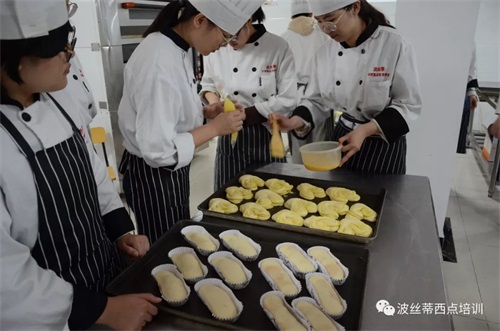 大學生在波絲蒂西點學校參加技能培訓 收獲滿滿 大學生在波絲蒂西點學校參加技能培訓 收獲滿滿