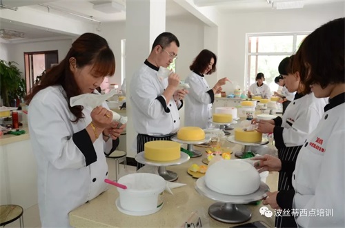 大學生在波絲蒂西點學校參加技能培訓 收獲滿滿 大學生在波絲蒂西點學校參加技能培訓 收獲滿滿