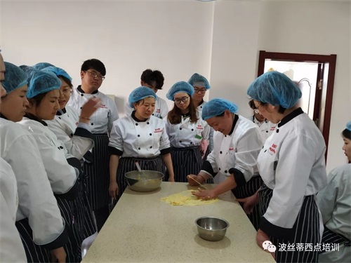 大學生在波絲蒂西點學校參加技能培訓 收獲滿滿 大學生在波絲蒂西點學校參加技能培訓 收獲滿滿