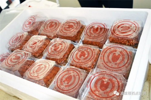 情暖“疫”線—波絲蒂陳紅林校長及愛心人士為社區(qū)及醫(yī)護工作者、志愿者送去西點、面包、面魚,致敬最可愛的人! 情暖“疫”線—波絲蒂陳紅林校長及愛心人士為社區(qū)及醫(yī)護工作者、志愿者送去西點、面包、面魚,致敬最可愛的人!