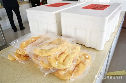 情暖“疫”線—波絲蒂陳紅林校長及愛心人士為社區(qū)及醫(yī)護工作者、志愿者送去西點、面包、面魚,致敬最可愛的人! 情暖“疫”線—波絲蒂陳紅林校長及愛心人士為社區(qū)及醫(yī)護工作者、志愿者送去西點、面包、面魚,致敬最可愛的人!