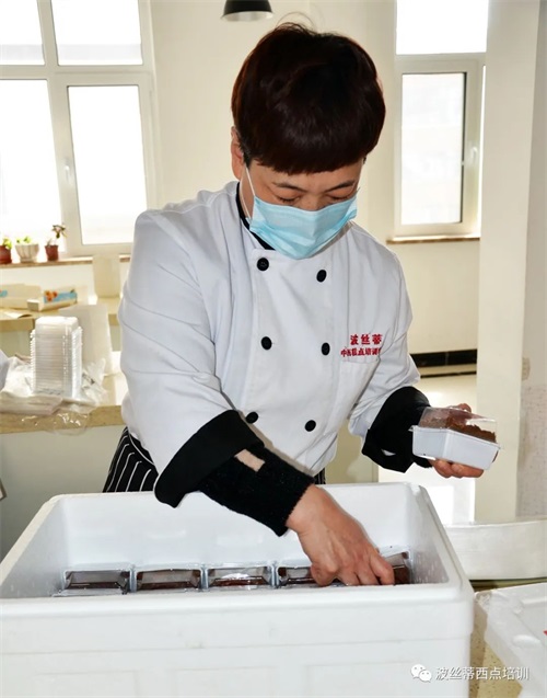 情暖“疫”線—波絲蒂陳紅林校長及愛心人士為社區(qū)及醫(yī)護工作者、志愿者送去西點、面包、面魚,致敬最可愛的人! 情暖“疫”線—波絲蒂陳紅林校長及愛心人士為社區(qū)及醫(yī)護工作者、志愿者送去西點、面包、面魚,致敬最可愛的人!