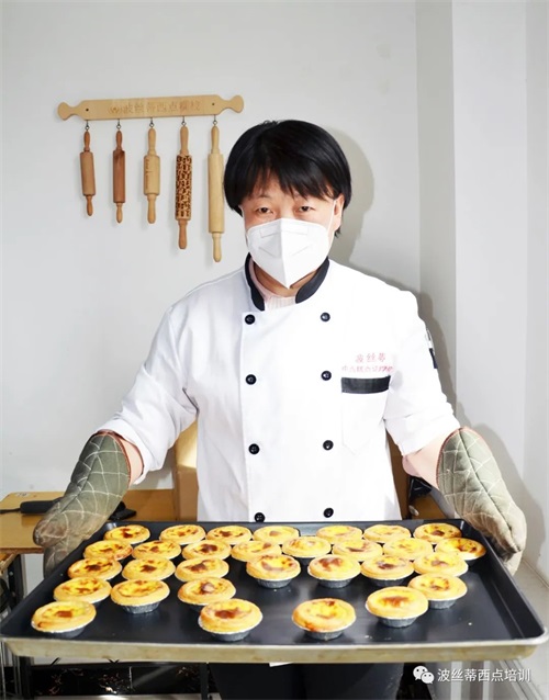 情暖“疫”線—波絲蒂陳紅林校長及愛心人士為社區(qū)及醫(yī)護工作者、志愿者送去西點、面包、面魚,致敬最可愛的人! 情暖“疫”線—波絲蒂陳紅林校長及愛心人士為社區(qū)及醫(yī)護工作者、志愿者送去西點、面包、面魚,致敬最可愛的人!