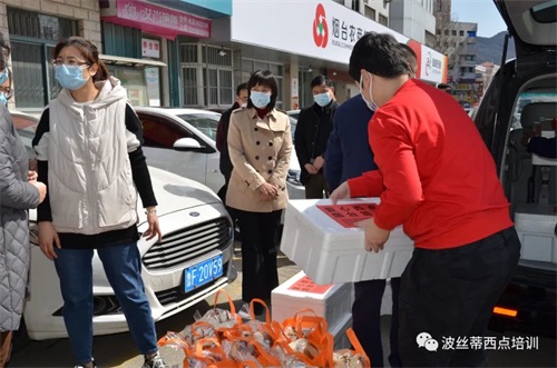 情暖“疫”線—波絲蒂陳紅林校長及愛心人士為社區(qū)及醫(yī)護工作者、志愿者送去西點、面包、面魚,致敬最可愛的人! 情暖“疫”線—波絲蒂陳紅林校長及愛心人士為社區(qū)及醫(yī)護工作者、志愿者送去西點、面包、面魚,致敬最可愛的人!
