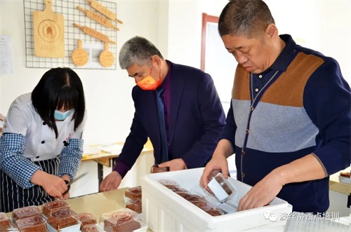 情暖“疫”線—波絲蒂陳紅林校長及愛心人士為社區(qū)及醫(yī)護工作者、志愿者送去西點、面包、面魚,致敬最可愛的人! 情暖“疫”線—波絲蒂陳紅林校長及愛心人士為社區(qū)及醫(yī)護工作者、志愿者送去西點、面包、面魚,致敬最可愛的人!