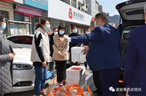 情暖“疫”線—波絲蒂陳紅林校長及愛心人士為社區(qū)及醫(yī)護工作者、志愿者送去西點、面包、面魚,致敬最可愛的人! 情暖“疫”線—波絲蒂陳紅林校長及愛心人士為社區(qū)及醫(yī)護工作者、志愿者送去西點、面包、面魚,致敬最可愛的人!