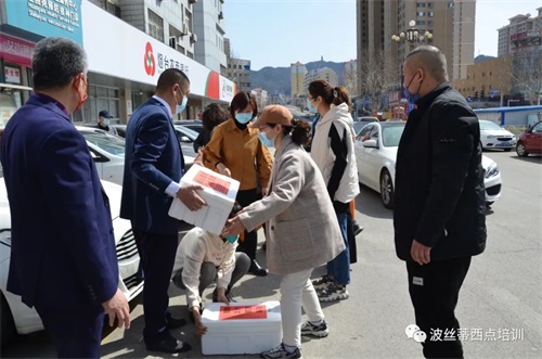 情暖“疫”線—波絲蒂陳紅林校長及愛心人士為社區(qū)及醫(yī)護工作者、志愿者送去西點、面包、面魚,致敬最可愛的人! 情暖“疫”線—波絲蒂陳紅林校長及愛心人士為社區(qū)及醫(yī)護工作者、志愿者送去西點、面包、面魚,致敬最可愛的人!