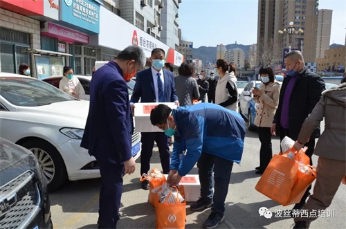 情暖“疫”線—波絲蒂陳紅林校長及愛心人士為社區(qū)及醫(yī)護工作者、志愿者送去西點、面包、面魚,致敬最可愛的人! 情暖“疫”線—波絲蒂陳紅林校長及愛心人士為社區(qū)及醫(yī)護工作者、志愿者送去西點、面包、面魚,致敬最可愛的人!