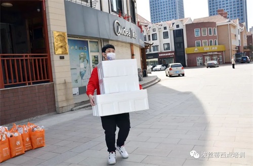 情暖“疫”線—波絲蒂陳紅林校長及愛心人士為社區(qū)及醫(yī)護工作者、志愿者送去西點、面包、面魚,致敬最可愛的人! 情暖“疫”線—波絲蒂陳紅林校長及愛心人士為社區(qū)及醫(yī)護工作者、志愿者送去西點、面包、面魚,致敬最可愛的人!